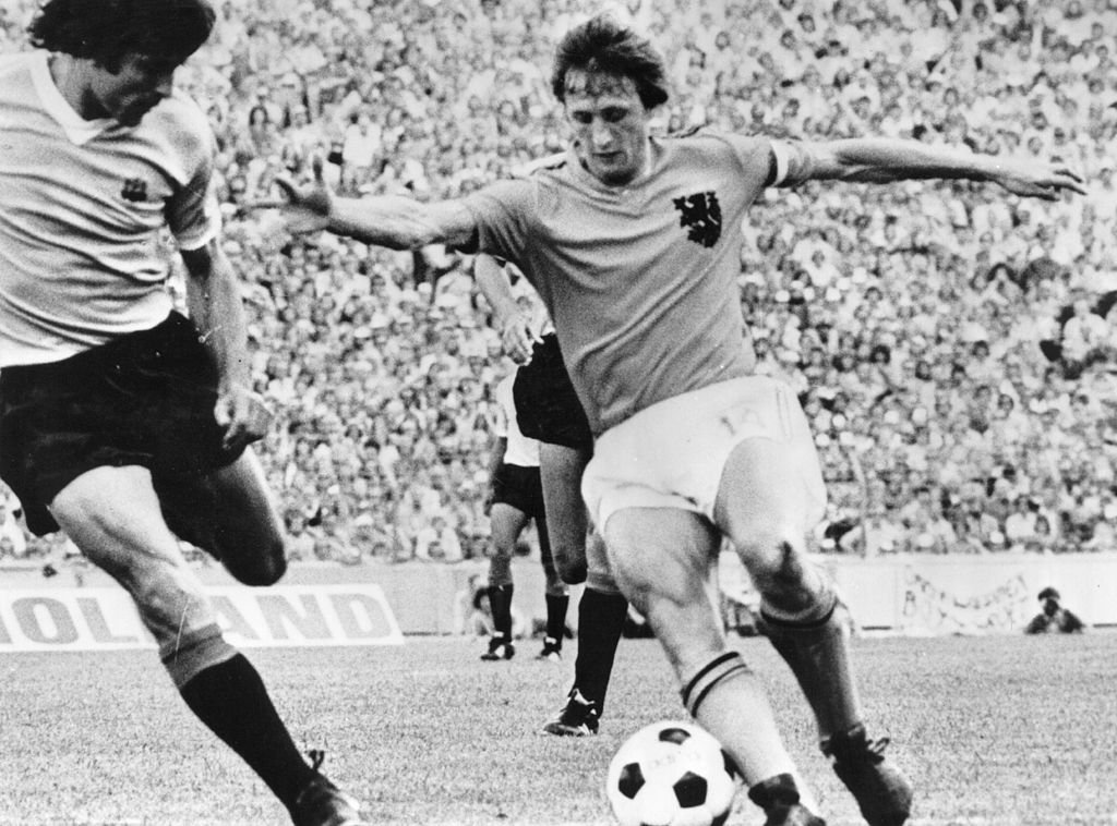 Johan Cruyff en acción por Holanda contra Uruguay